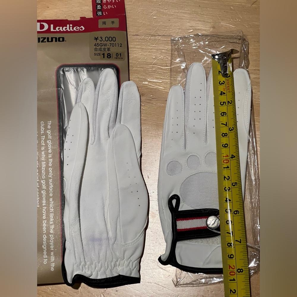 2/$20💙A pair of White Mizuno Women's Golf Gloves